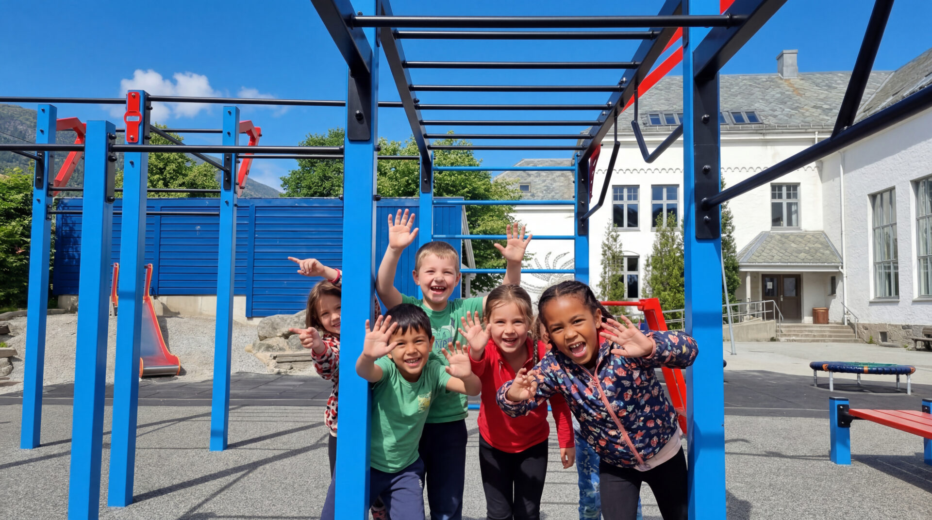 freepik add a small group of smiling playful children faci 13627 - Treningspark1